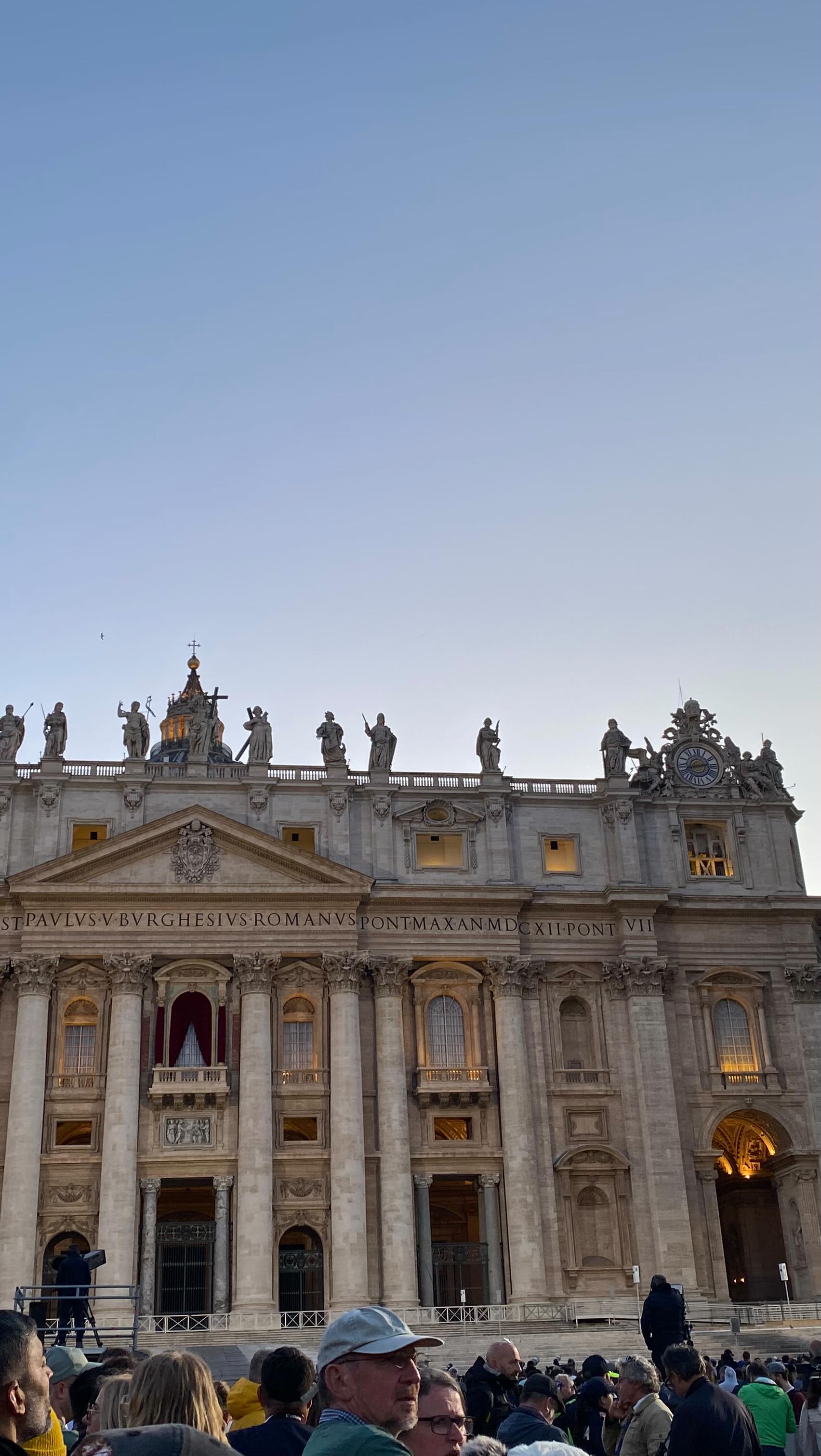 Empezó el Conclave y salió la primera fumata negra. Muy emocionante ver esto 🤍
📍 Piazza San Pietro 

#conclave #conclave2025 #vaticano #roma